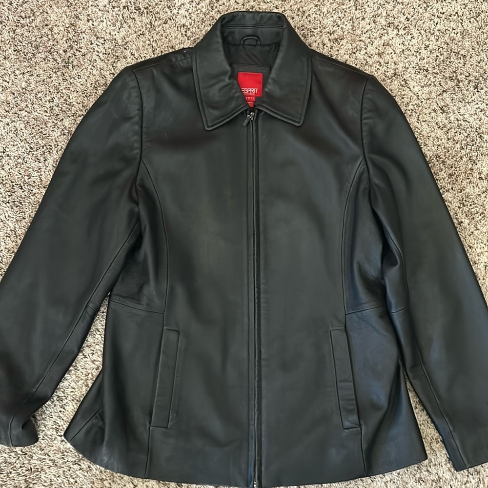 Very nice ESPRIT pre owned leather jacket. Size Woman’s Medium. Zipper .